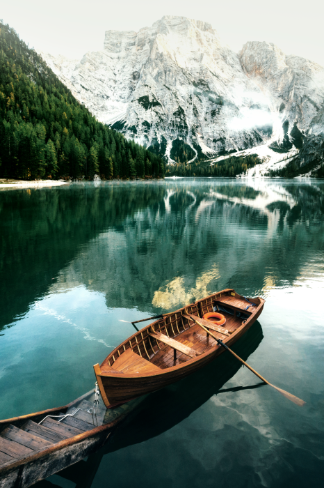 Poster  Un bateau sur un lac alpin