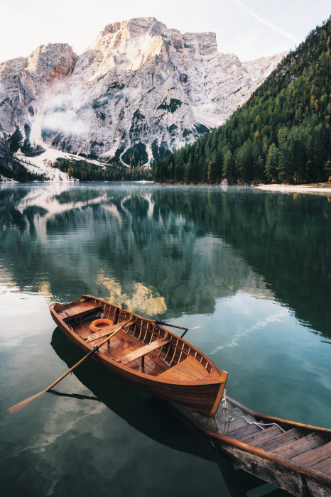 Poster  Bateau traditionnel en bois dans les montagnes