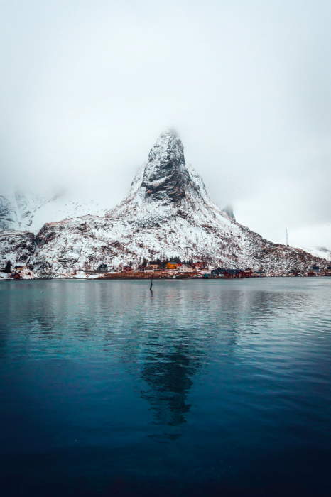 Poster  Paysages de montagne brumeux au-dessus de l'eau