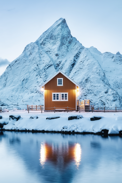 Poster  Paysage hivernal d'une maison au-dessus de la montagne