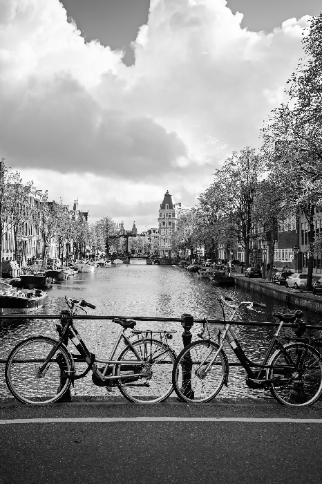 Poster  Paysage urbain en noir et blanc sur le canal