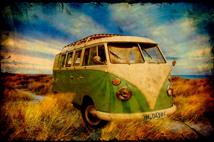 Poster  Une voiture rétro au milieu de l'herbe sèche