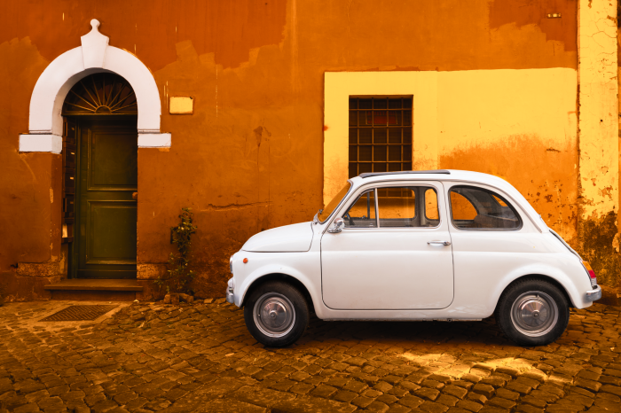 Poster  Fiat classique devant un mur orange
