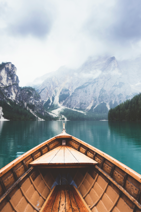 Poster  Vue minimaliste d'un bateau dans les montagnes