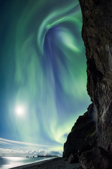 Poster  Aurore boréale verte au-dessus de la falaise nocturne
