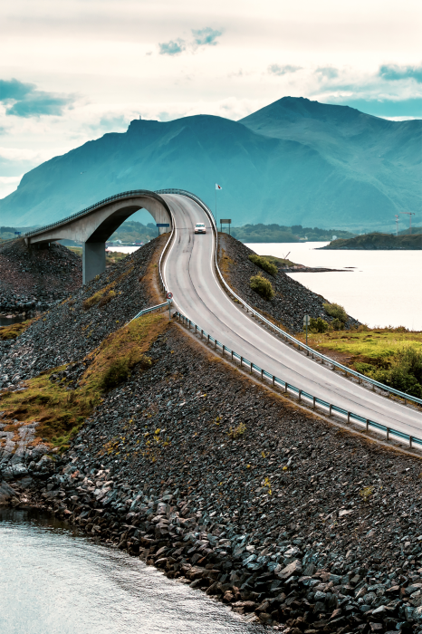 Poster  Vue du pont de montagne au-dessus de l'eau