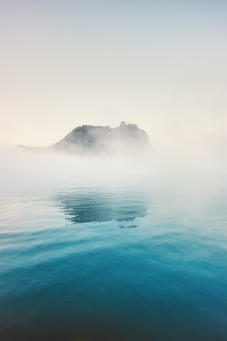 Poster  Un paysage minimaliste d'un lac dans le brouillard