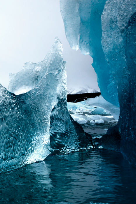 Poster  Gros plan sur des plaques de glace bleues
