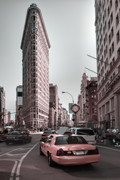 Poster  Panorama de la ville avec une voiture rose