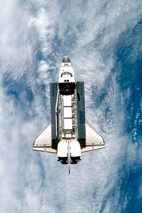 Poster  Un vaisseau spatial au-dessus des nuages