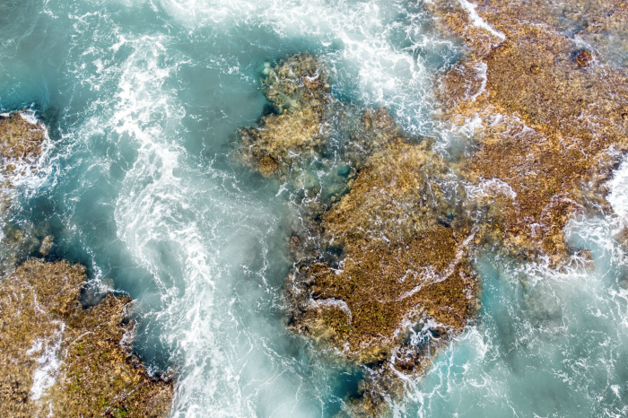 Poster  L'eau turquoise recouvre les pierres