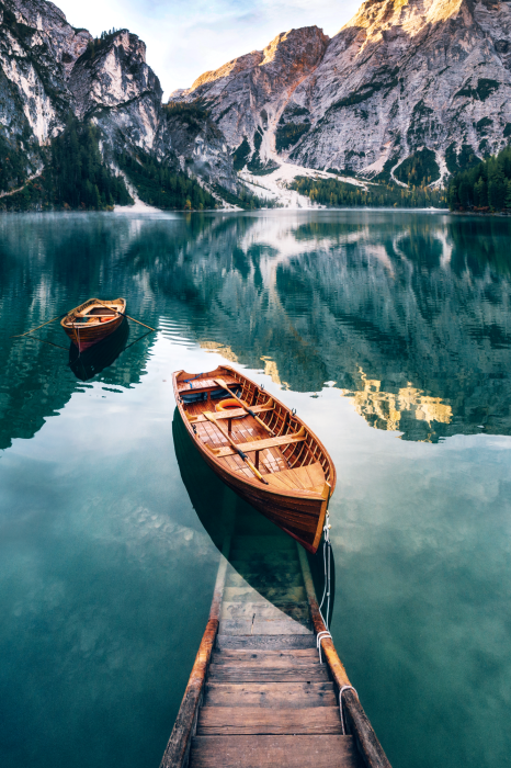 Poster  L'eau turquoise d'un lac de montagne avec un bateau