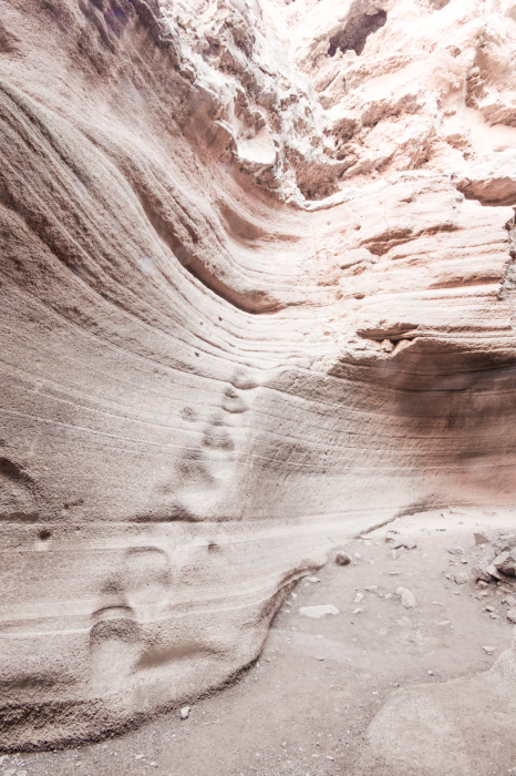 Poster  Une photo minimaliste d'une route sablonneuse