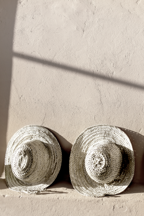 Poster  Une scène avec des chapeaux de plage dans les tons beiges