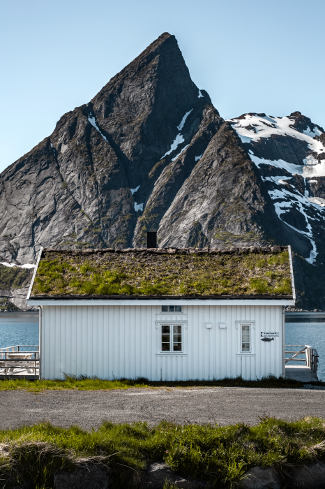 Poster  Une maison blanche avec des montagnes en arrière-plan