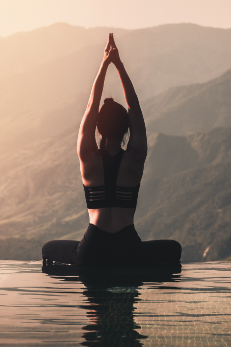 Poster  Femme méditant au bord d'un bassin paysager