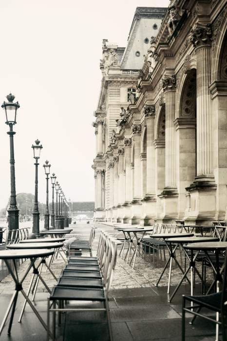 Poster  Une rue avec un café de style parisien