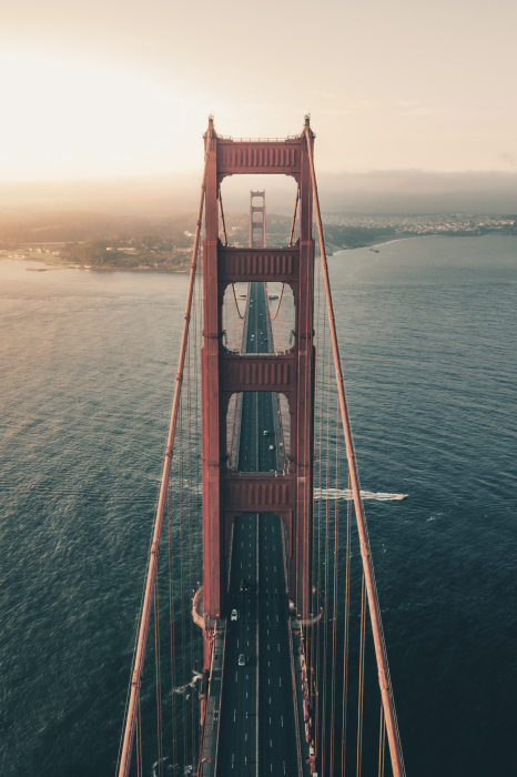 Poster  L'emblématique pont rouge enjambant la baie
