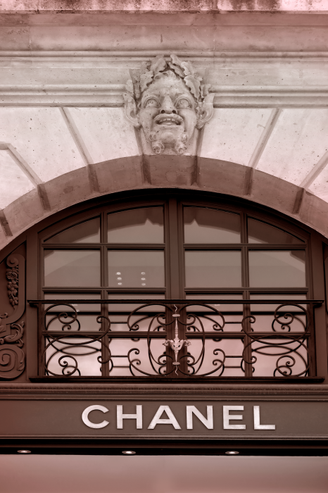 Poster  Une luxueuse boutique Chanel dans un immeuble d'habitation