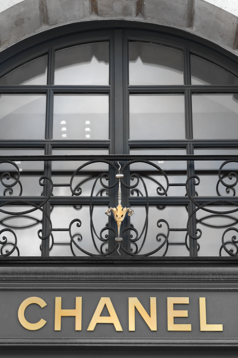 Poster  Boutique Chanel avec balustrade décorative