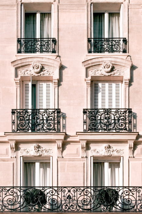 Poster  Élégantes portes-fenêtres donnant sur un balcon