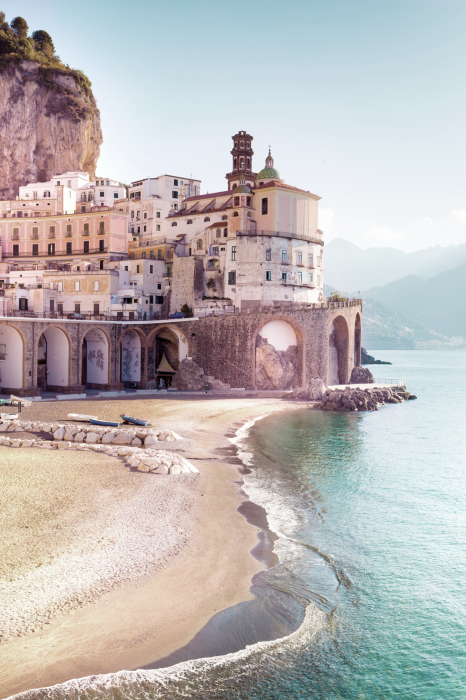 Poster  Une falaise ensoleillée à l'architecture italienne