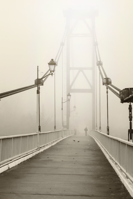 Poster  Une photo minimaliste d'un pont dans le brouillard