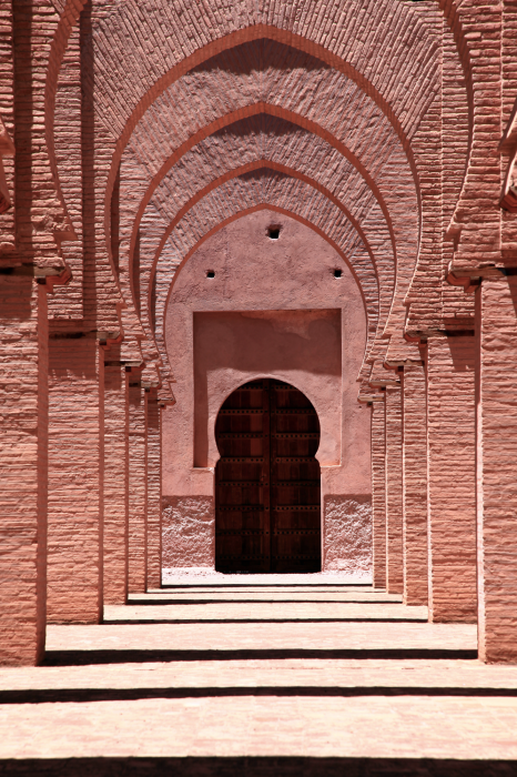 Poster  Couloir symétrique avec arches aux tons chauds