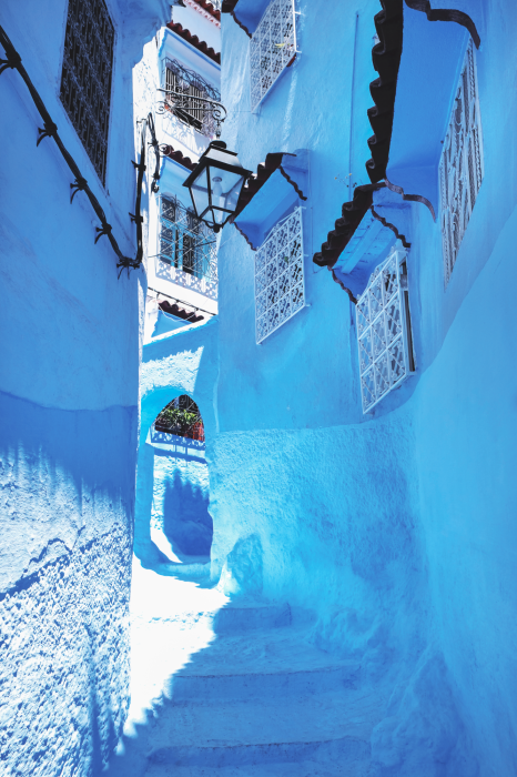 Poster  Une rue bleue étroite avec des fenêtres