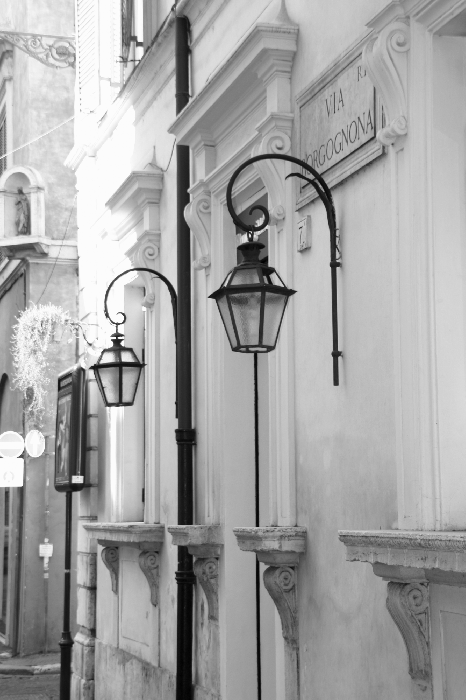 Poster  Lampadaires dans une rue étroite de la ville