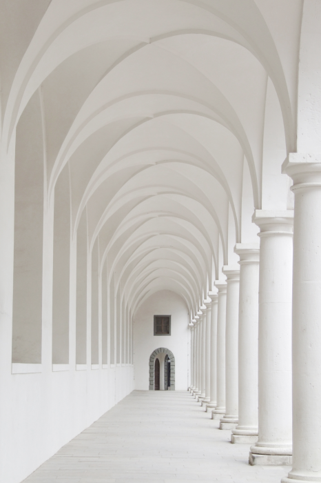 Poster  Couloir blanc minimaliste avec colonnes