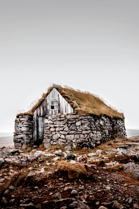 Poster  Un chalet en pierre dans la nature sauvage