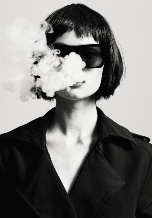 Poster  Portrait en noir et blanc d'une femme de style glamour