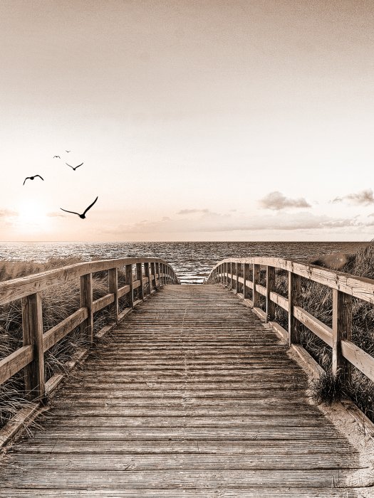 Poster  Pont en bois avec vue sur le coucher du soleil sur la mer