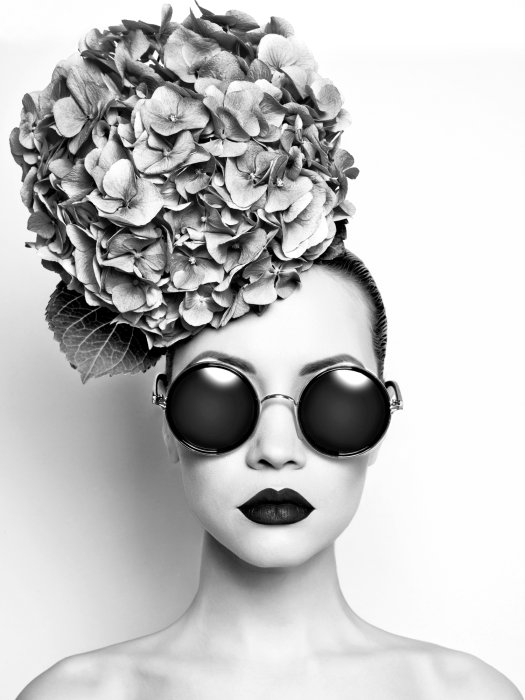 Poster  Portrait en noir et blanc d’une femme avec des fleurs d’hortensia
