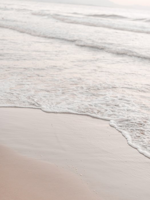 Poster  Vagues calmes sur une plage de sable paysage marin