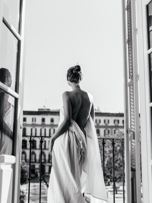 Poster  Une femme sur le balcon Photographie en noir et blanc