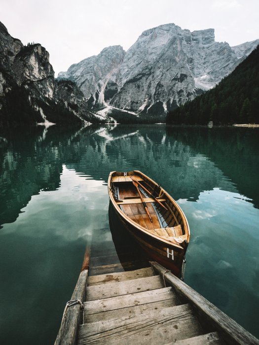 Poster  Paysage de lac de montagne et un bateau