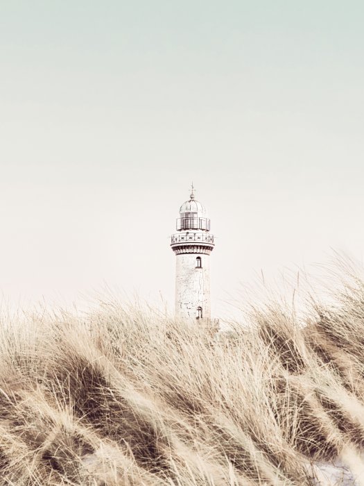 Poster  Paysage marin avec un phare parmi les herbes