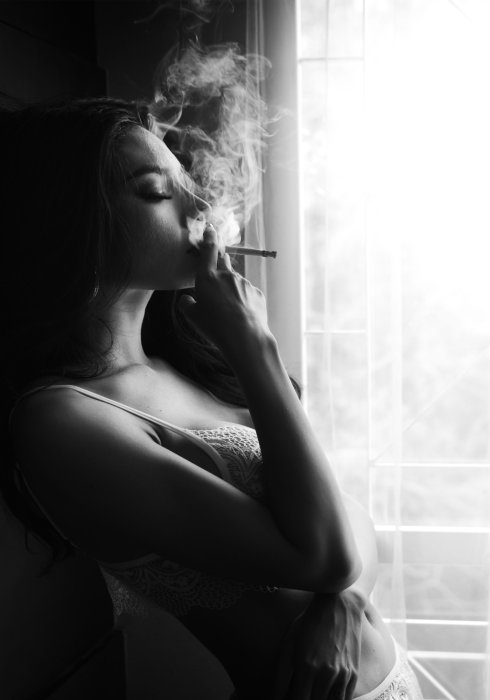 Poster  Femme avec une cigarette photographie en noir et blanc