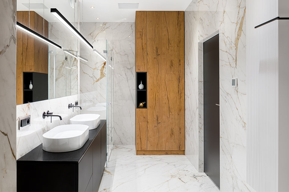 Du bois dans une salle de bains glamour