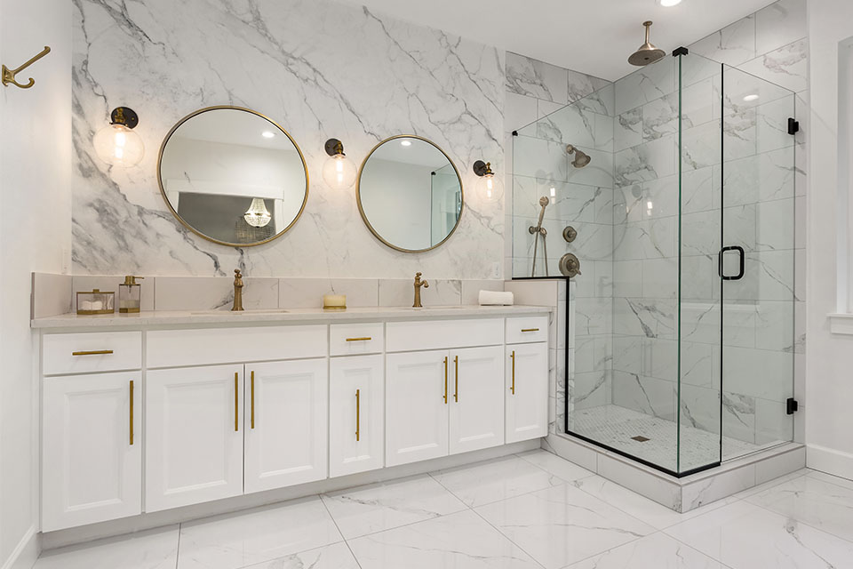 Marbre clair dans une salle de bains glamour