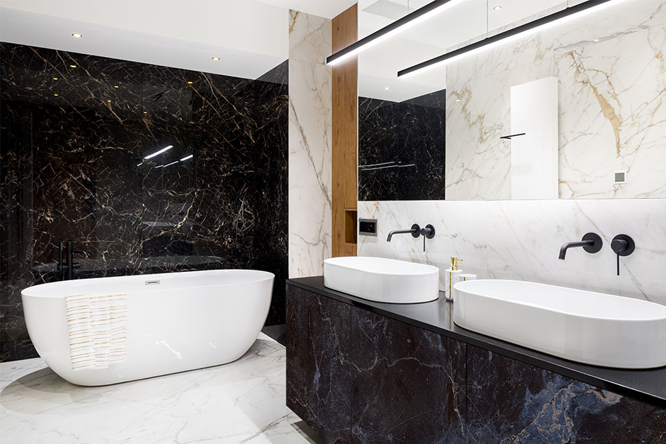 Marbre noir dans la salle de bains