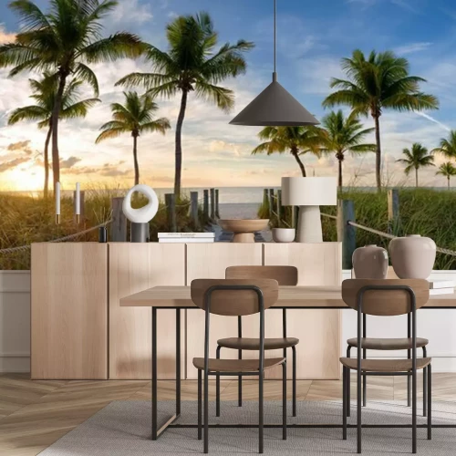 Papier peint  Allée de bois menant à la plage au milieu des palmiers