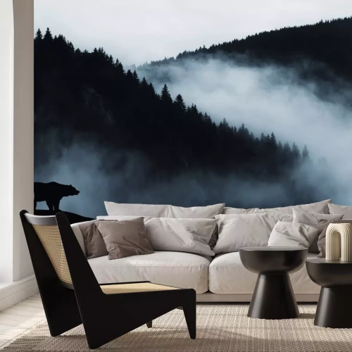 Papier peint  Un ours dans un paysage de montagne dans le brouillard