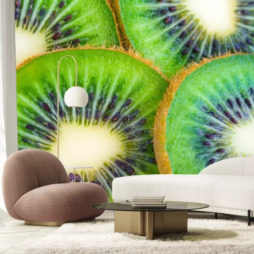 Sticker  Bouchent la vue d'un tas de minces kiwis tranchés en arrière-plan