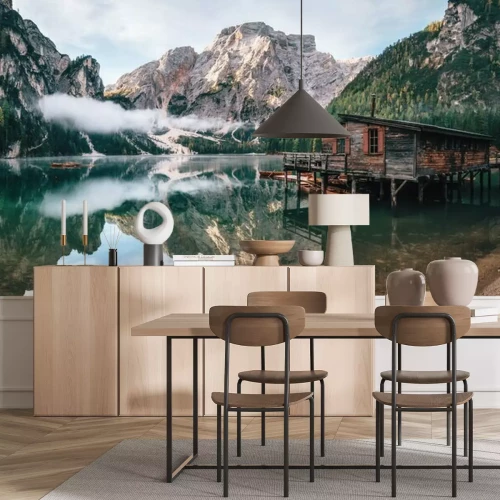 Papier peint  Vue panoramique du lac de Braies avec la cabane et les bateaux dans les montagnes des Dolomites et Seekofel le matin, Sudtirol, Italie