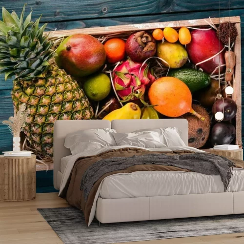 Sticker  Fruits tropicaux dans une boîte en bois. Papaye, fruit du dragon, ramboutan, tamarin, fruit de cactus, avocat, granadilla, carambole, kumquat, mangue, mangoustan, fruit de la passion, noix de coco.