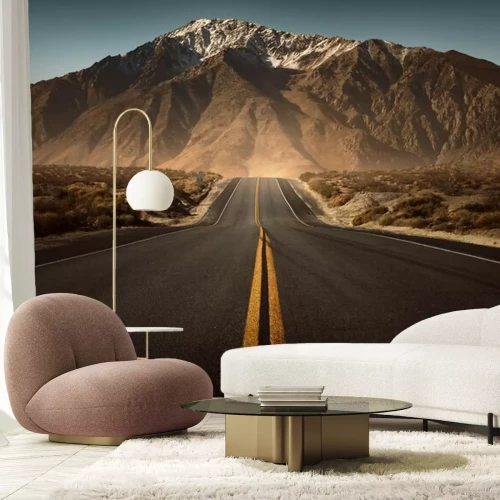 Papier peint  Une autoroute déserte menant aux montagnes