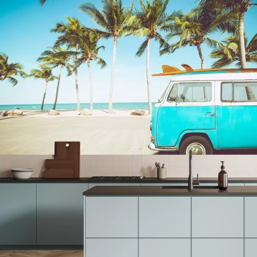 Sticker  voiture vintage garée sur la plage tropicale (bord de mer) avec une planche de surf sur le toit - Voyage de loisirs en été. effet de couleur rétro